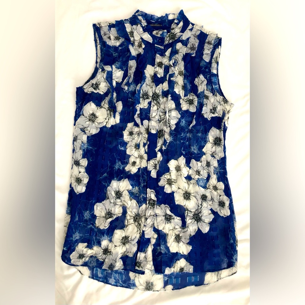 EUC Elie Tahari gorgeous blue/white lightweight sleeveless top, slightly sheer.